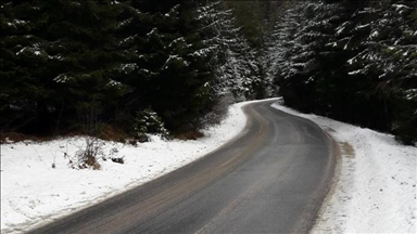 BiH: Zbog snijega i mokrog kolovoza nužna oprezna vožnja 