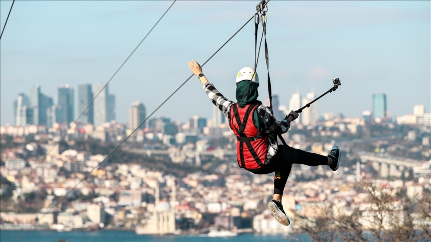 Me "zipline" në Bosfor, stambollasit shijojnë pamjen unike të ngushticës