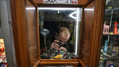 Yarım metrekarelik dükkanda zamana ayar veriyor