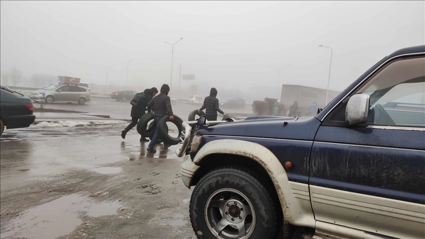 Precios del crudo suben casi un 5% por la crisis en Kazajistán