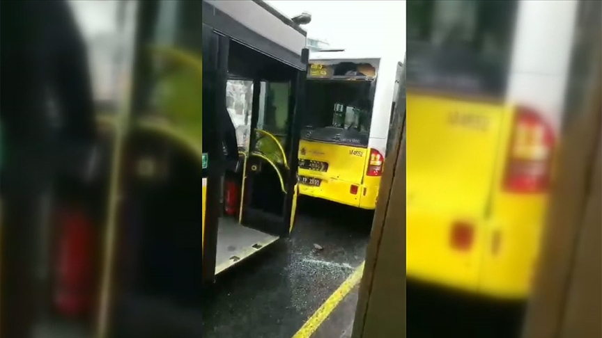 Esenyurtta iki metrobüsün karıştığı kaza hasara yol açtı