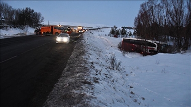 Sivas'ta yolcu otobüsü ile kamyonetin çarpıştığı kazada 2 kişi öldü, 19 kişi yaralandı