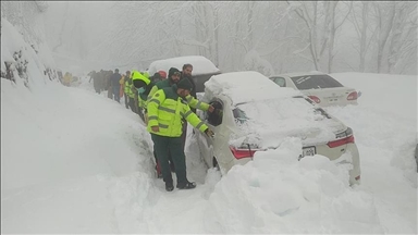 Pakistan: au moins 21 touristes meurent coincés dans leurs véhicules après de fortes chutes de neige au Pendjab  