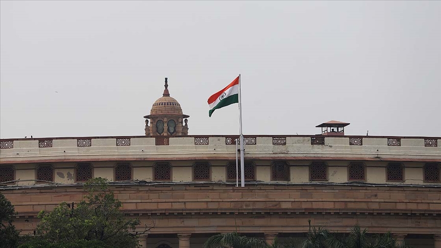 Hindistanda 400den fazla parlamento çalışanının Kovid-19 testi pozitif çıktı