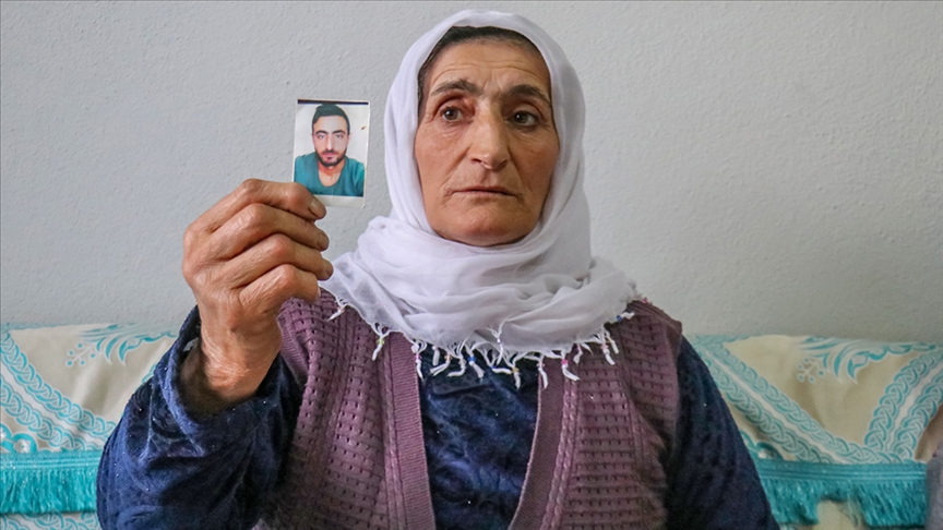 Teröristlerce iki kardeşi katledilen kadın dağa götürülen oğlu için gözyaşı döküyor