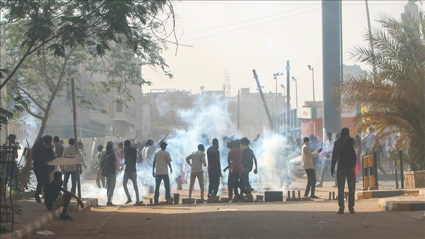 بين كر وفر.. الأمن يحاول منع متظاهرين متجهين للقصر الرئاسي بالخرطوم 