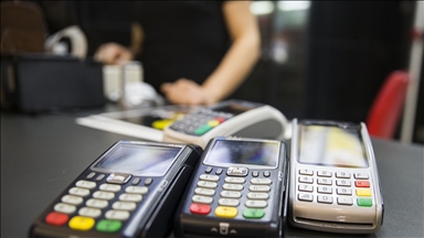 Tüketiciler fiziksel alışverişlerde nakit, internette kredi kartı ödemesini tercih etti