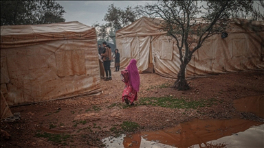 خيمة ممزقة ومياه وطين.. رفاق أطفال سوريين في رحلة التعليم 