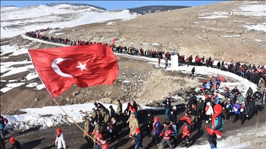 Thousands march in eastern Turkiye to honor fallen Ottoman troops in WWI battle
