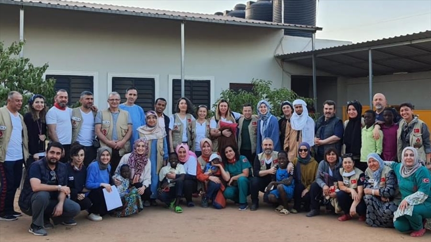 Volunteering Turkish doctors healing patients in Niger
