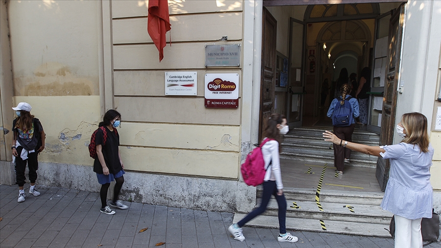 İtalyada okullar salgında vaka artışına rağmen yeniden açıldı