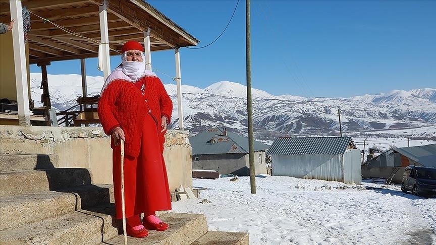 Ji ber xewna xwe ya zarokatiyê 67 sal e kincên sor li xwe dike