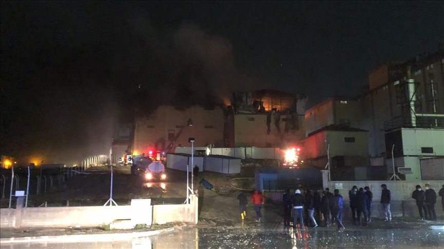 Karaman'da bisküvi fabrikasında çıkan yangının ardından soğutma çalışmaları sürüyor