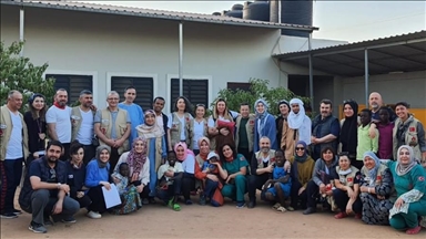 Volunteering Turkish doctors healing patients in Niger