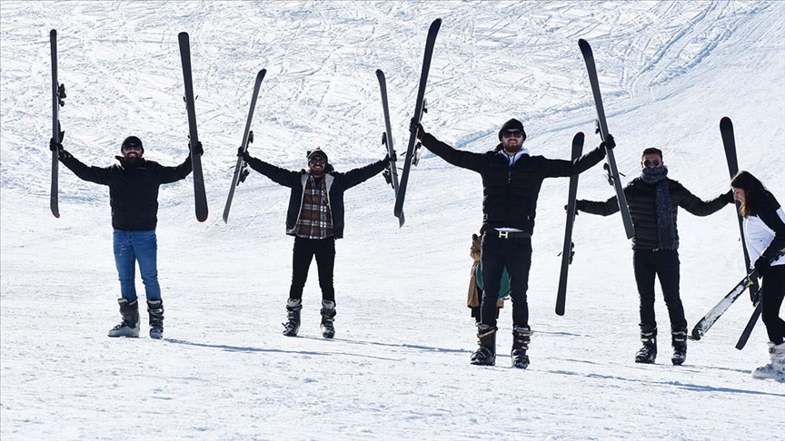 Hakkari'de üniversiteliler 2 bin 800 rakımlı merkezde kayak öğreniyor