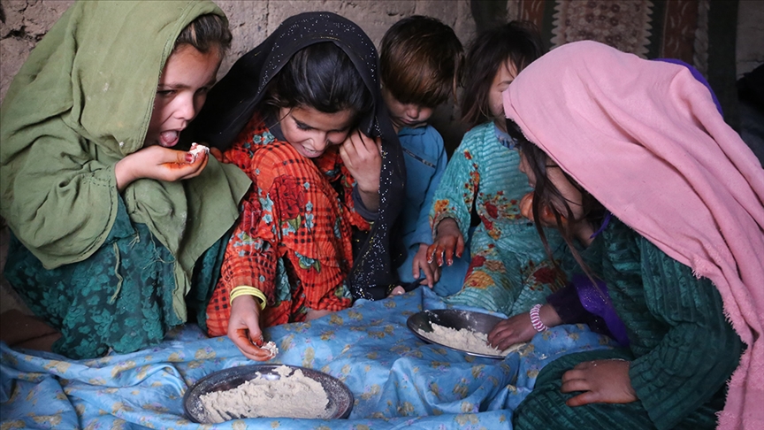 Yoksulluğun arttığı Afganistan'da Heratlı aile günlerdir kuru unla besleniyor