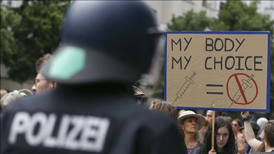 Almanya'da hükümetin Kovid-19 politikası protesto edildi