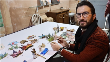 Kurumuş çınar yaprakları Suriyeli ressamın elinde sanat eserine dönüşüyor