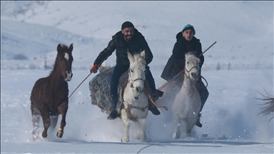 Yarışlara hazırladıkları atlarla kar üstünde antrenman yapıyorlar