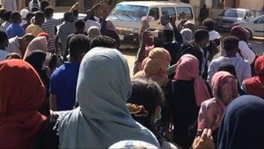 مقديشو تعيد 97 مهاجرا صوماليا من ليبيا إلى بلادهم