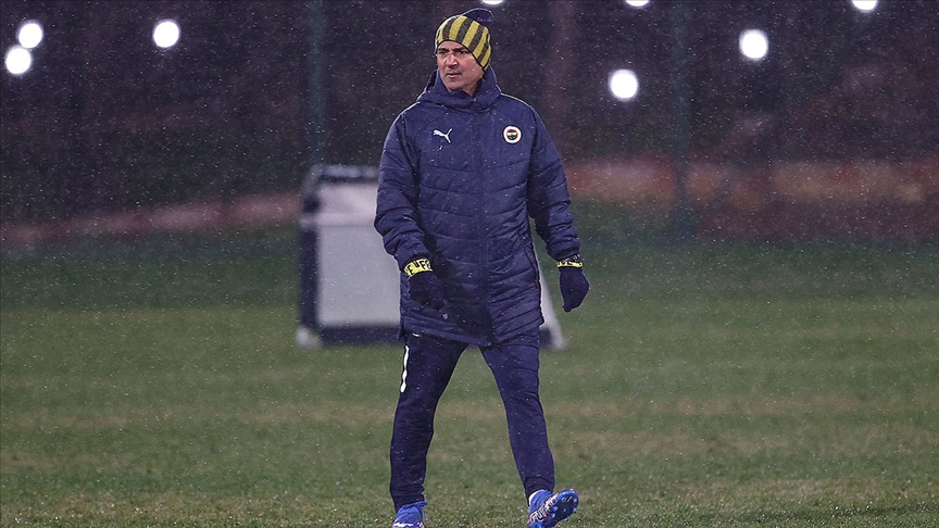 Fenerbahçenin yeni teknik direktörü İsmail Kartal futbolcularla buluştu