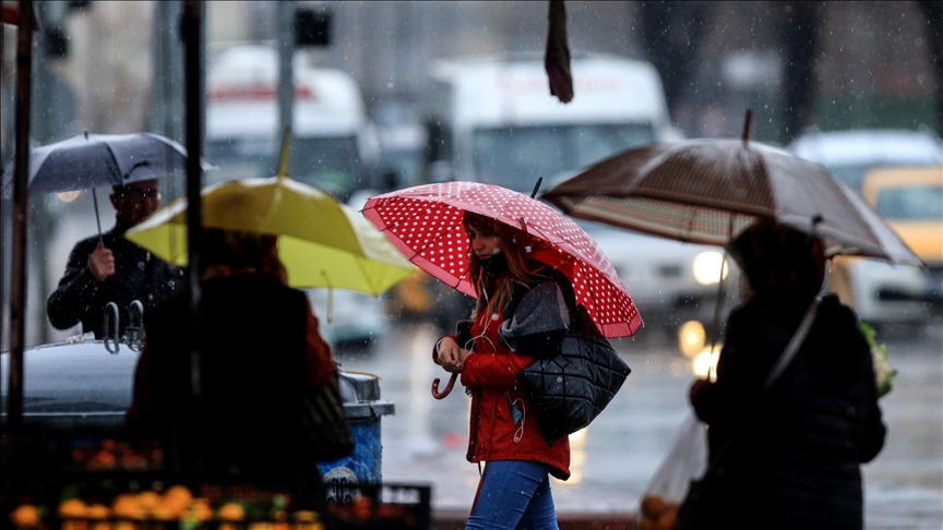 Kurak bir yıl geçiren Konya'da karla karışık yağmur sevinçle karşılandı