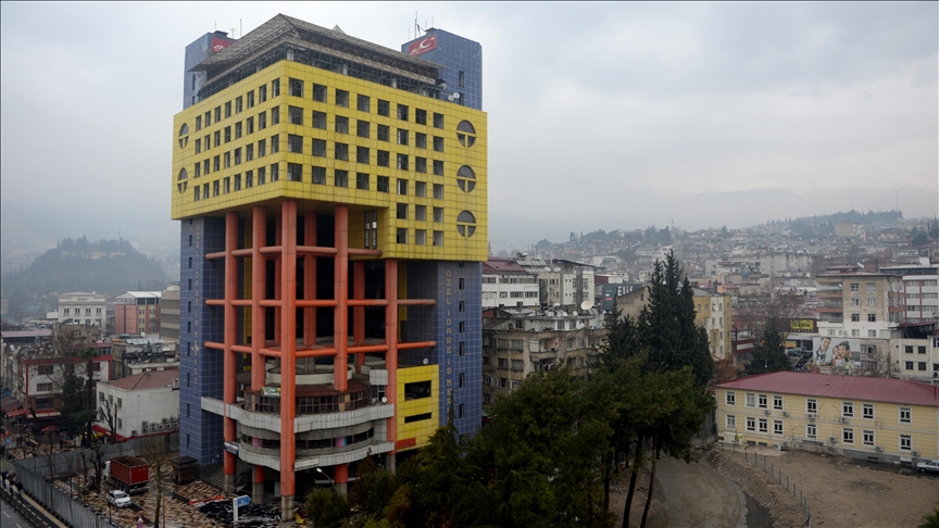 'Dünyanın en saçma binası'nın yıkımı 3 ay sürecek