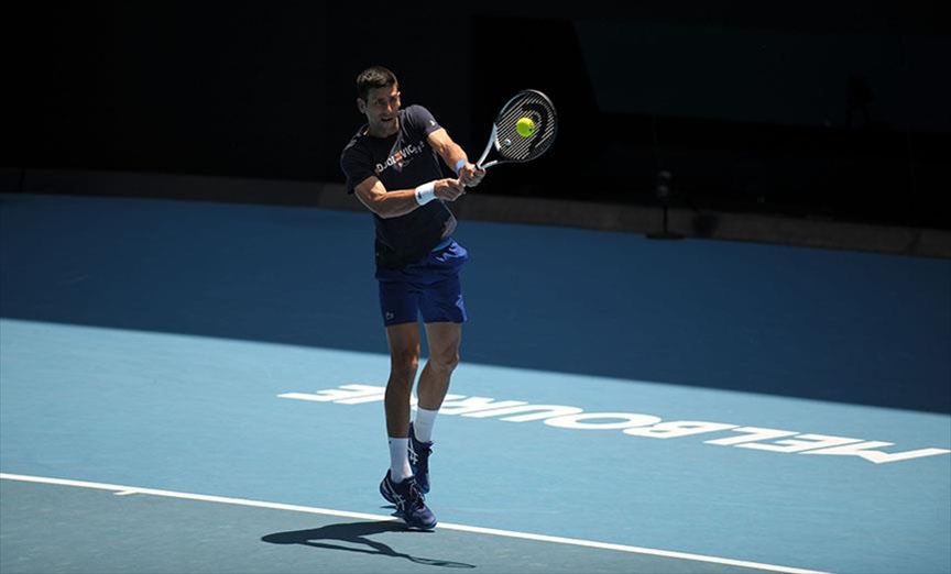 Novak Djokovic habla de 'errores' para no ser deportado y participar en el Abierto de Australia