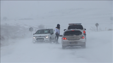 Tekirdağ'da kar yağışında mahsur kalan sürücülere AFAD yardım etti