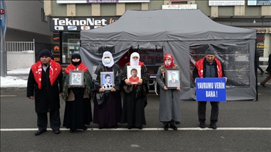 Muş'ta çocukları PKK'lı teröristlerce kaçırılan aileler HDP önündeki eylemini sürdürdü