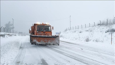 BiH: Na putevima u višim planinskim predjelima ima ugaženog snijega i leda, nužna oprezna vožnja 