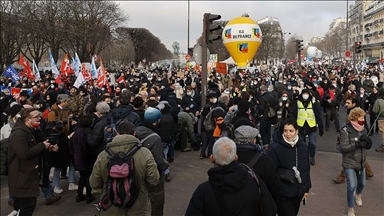 Fransa'da okullardaki Kovid-19 önlemleri protesto edildi