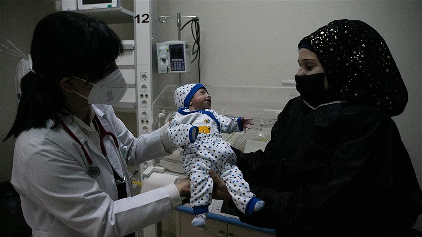 Kovid-19'a yakalanan anne ve yeni doğan bebeği tedavilerinin ardından buluştu