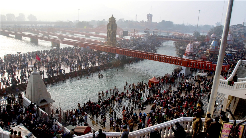 Dok se širi koronavirus: Hiljade ljudi na hinduističkom festivalu u Indiji 