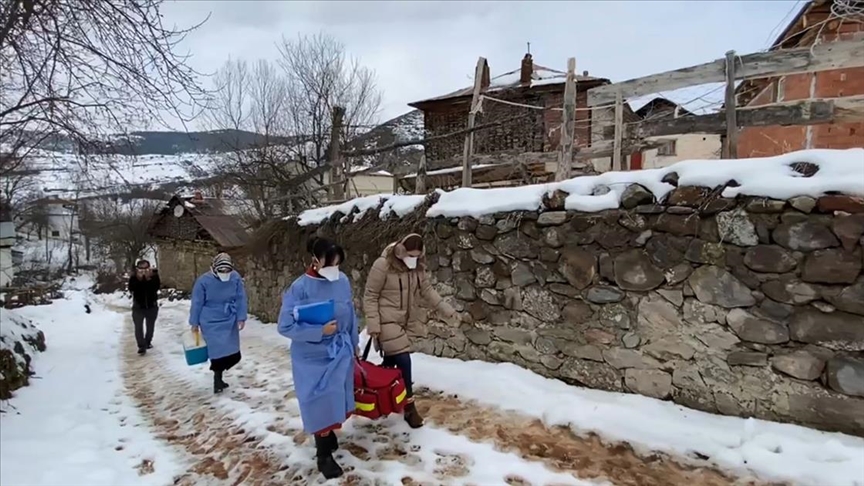 Sağlık ordusu karlı yolları aşarak Kovid-19 aşısı yapıyor