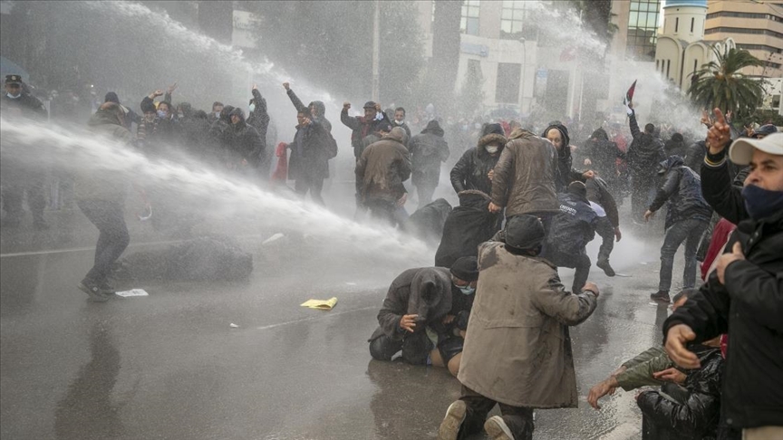 Tunus'ta devrimin yıl dönümünde Said'in kararlarının protesto edildiği eyleme müdahale