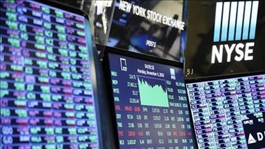 US stocks close lower amid tech selloff, high volatility