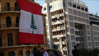بيروت.. عشرات النشطاء يتظاهرون أمام السفارة الفرنسية