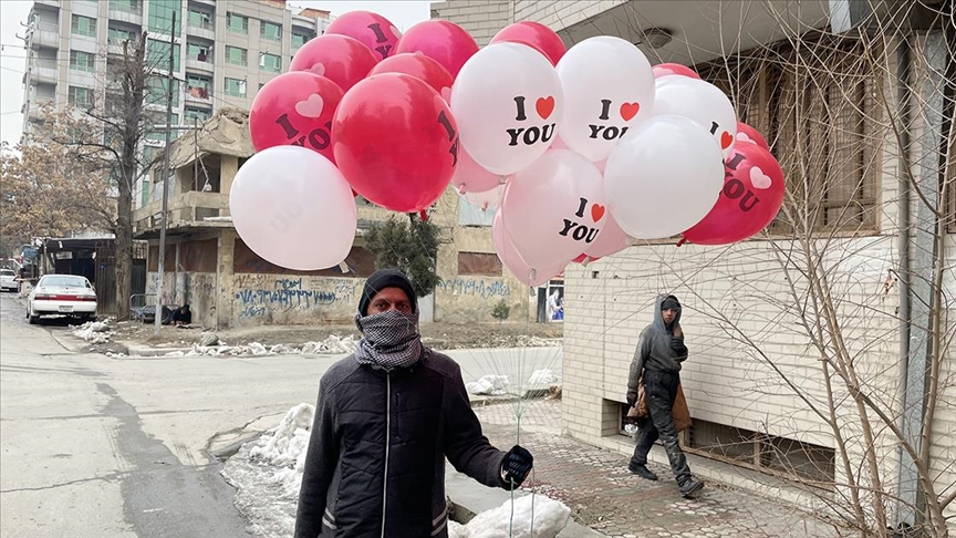 Nakon što su talibani preuzeli vlast: Bivši afganistanski vojnik Shirzai prodaje balone na ulici