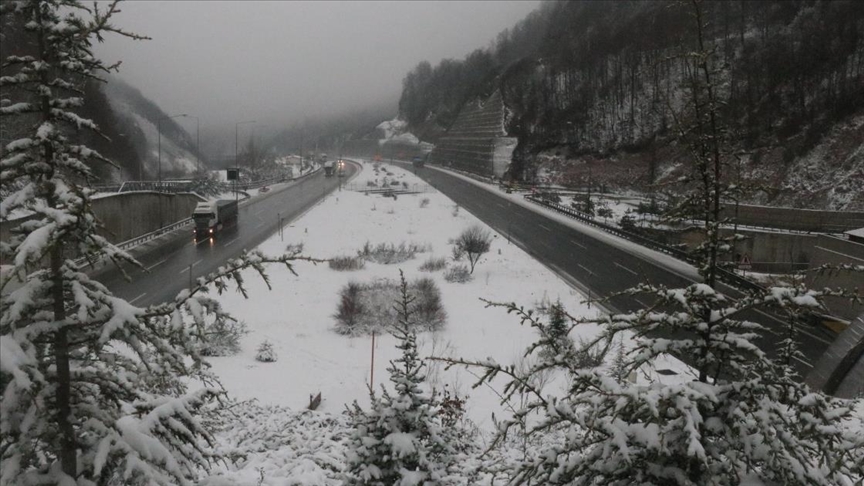 Bolu Dağı'nda kar yağışı ve sis etkili oluyor