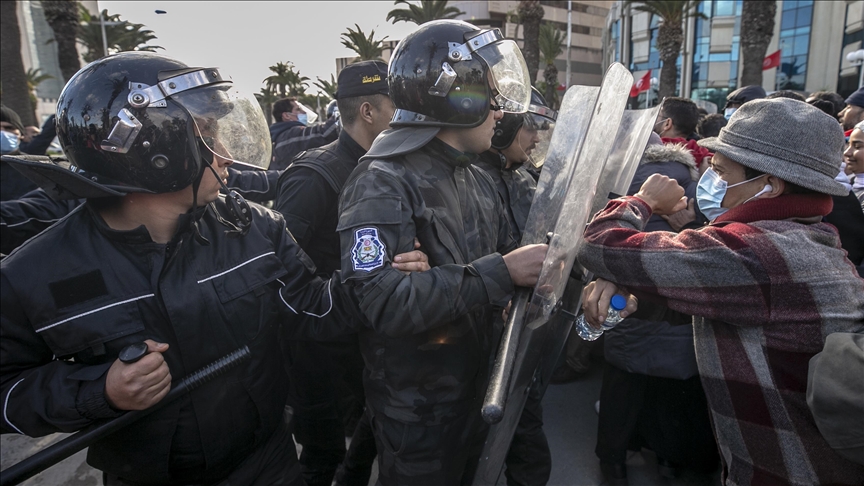 تونس.. البرلمان المجمد يندد "باعتداءات أمنية" ضد المتظاهرين