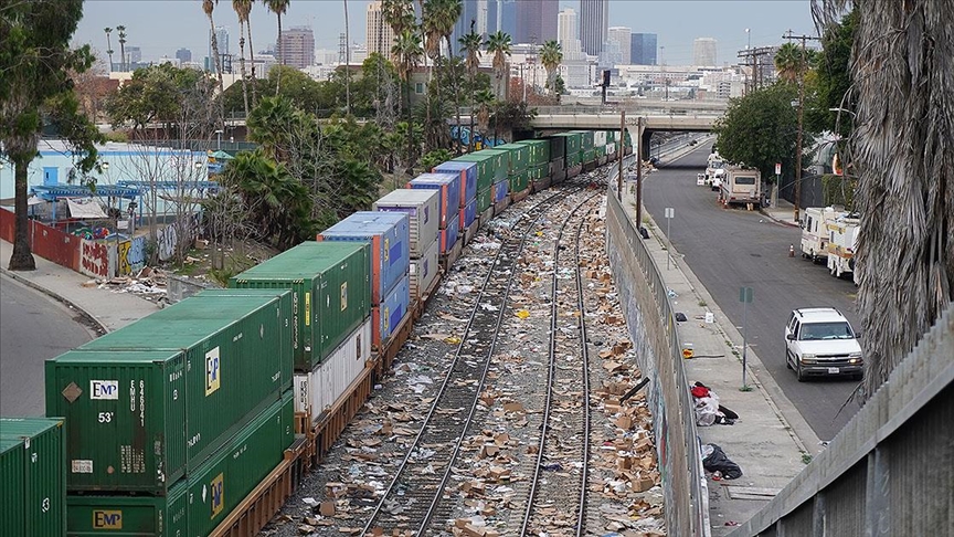 Los Angelesta hırsızlar, hareket halindeki yük trenlerini yağmaladı
