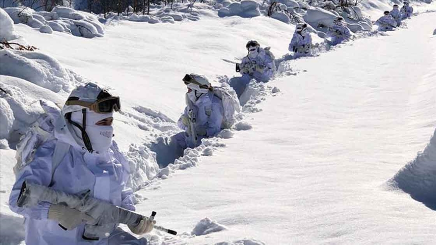 Kahraman komandolar Tuncelinin karlı dağlarında teröristlerin izini sürüyor