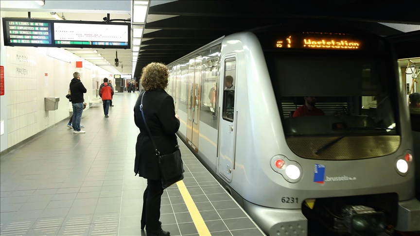 Belgjikë, mbijeton gruaja të cilën e shtyu një i ri në shinat e metrosë