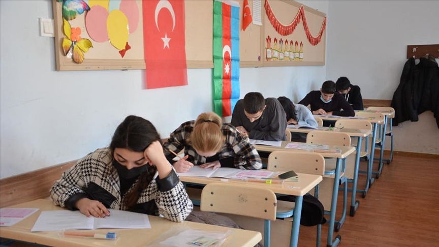 Azerbaycanlı 680 öğrenci, Türkçe Yeterlilik Sınavı'na katıldı