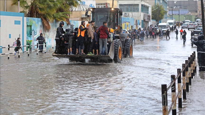 شوارع ومنازل في غزة تغرق جراء الأمطار الغزيرة (تقرير) 