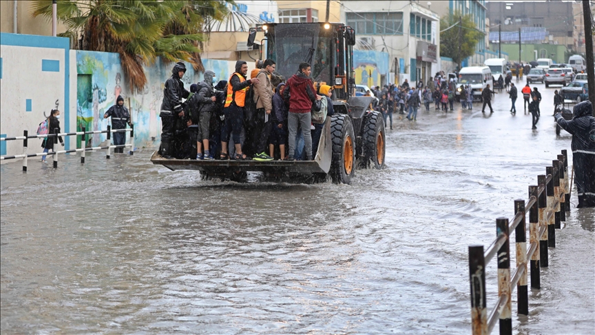 شوارع ومنازل في غزة تغرق جراء الأمطار الغزيرة (تقرير)