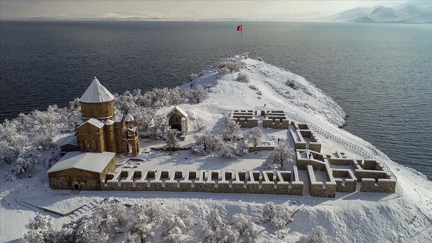 Akdamar Adası kar yağışıyla beyaza büründü