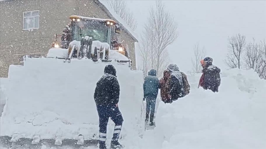 Hakkaride yolu kardan kapanan köydeki hastanın yardımına ekipler yetişti