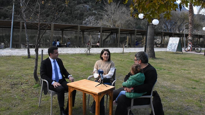 Çocuk özlemini önce koruyucu aileyle sonra Nida'yla dindirdiler
